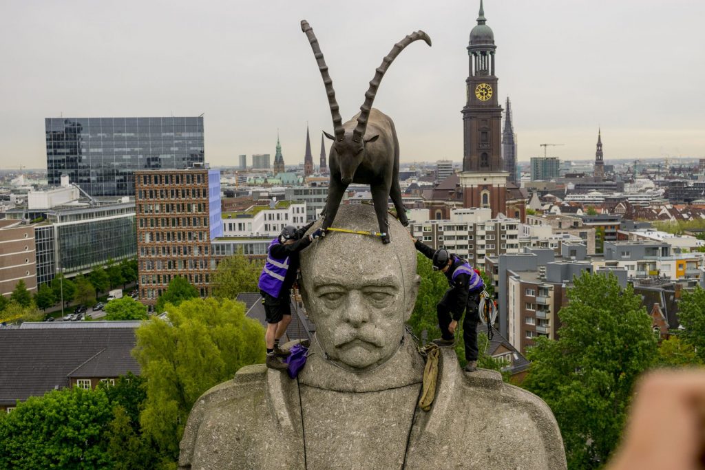 Industriekletterer befestigen eine Installation auf der höchsten Bismarck-Statue weltweit. Quelle: Ste