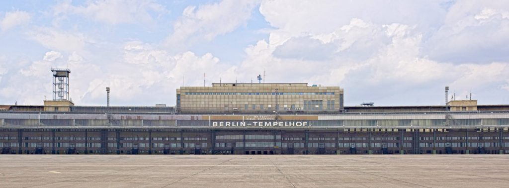 Der Flughafen Berlin Tempelhof von außen. Quelle: 59plus