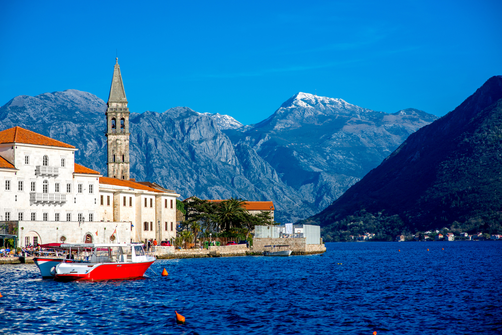 Die Stadt Kotor bietet Besuchern geschichtsträchtige Bauten vor einem atemberaubenden Panorama. Quelle: Shutterstock.com