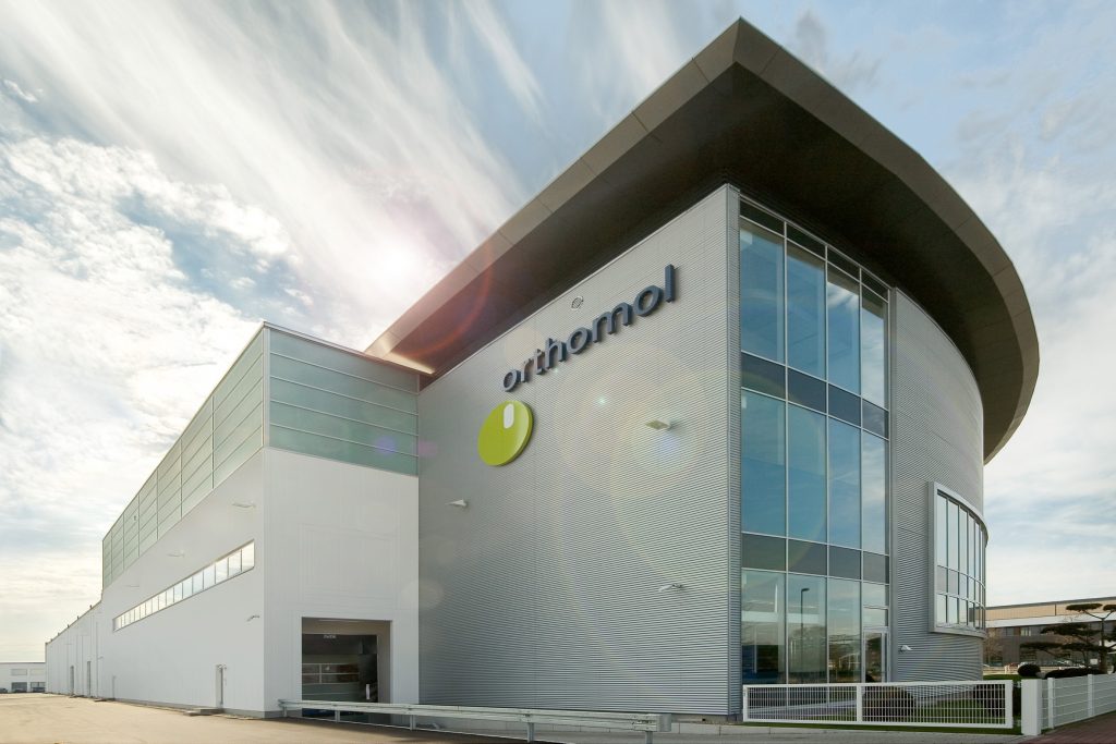 Orthomol entwickelt und vertreibt seit 1992 ausgewogen dosierte und indikativ zusammengesetzte Mikronährstoffkombinationen. Quelle: Orthomol