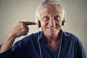Entspannen Sie doch auch ganz einfach mal mit Musik, auch das ist eine Form von Selbstfürsorge. Bildquelle: © Shutterstock.com