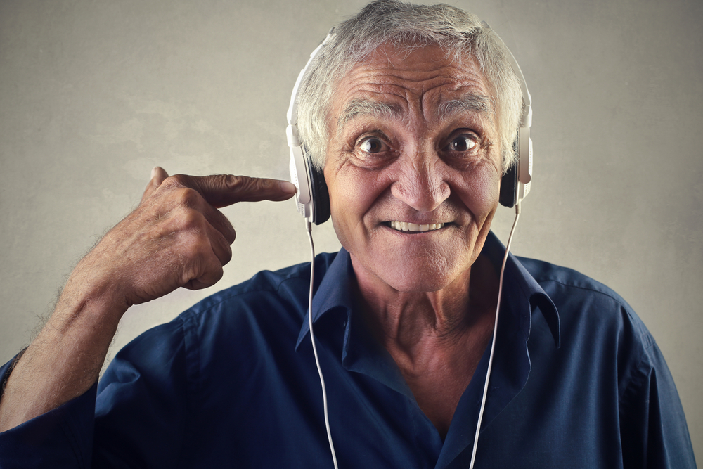 Entspannen Sie doch auch ganz einfach mal mit Musik, auch das ist eine Form von Selbstfürsorge. Bildquelle: © Shutterstock.com