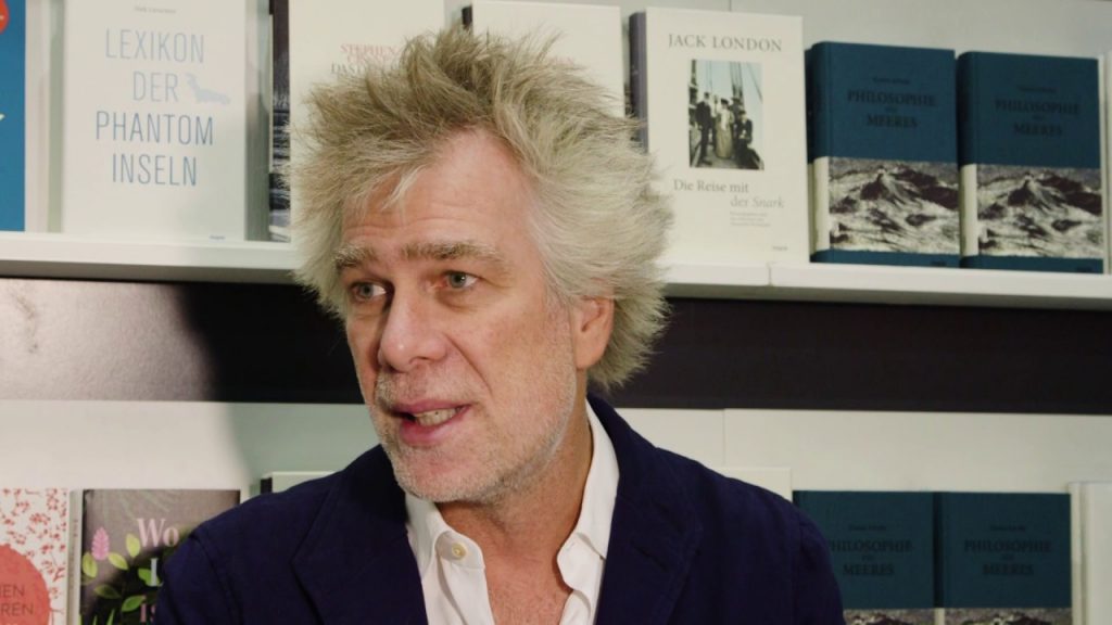 Mike Altwicker im Gespräch mit Nikolaus Gelpke vom mareverlag. Quelle: 59plus/Mattin Ott