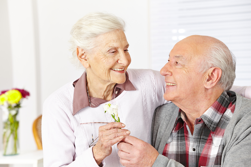 Demenz: Enge Bindung und soziale Kontakte helfen dem Betroffenen. Quelle: Shutterstock.com