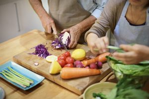 Frisches Obst und gemüse unterstützen bei Darmträgheit und wirken sich positiv auf die Verdauung aus. Bildquelle: © Shutterstock.com