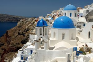 Auf der Kykladen-Insel Santorin findet man die typischen weißen Bauten mit blauen Elementen. - Pixabay.com