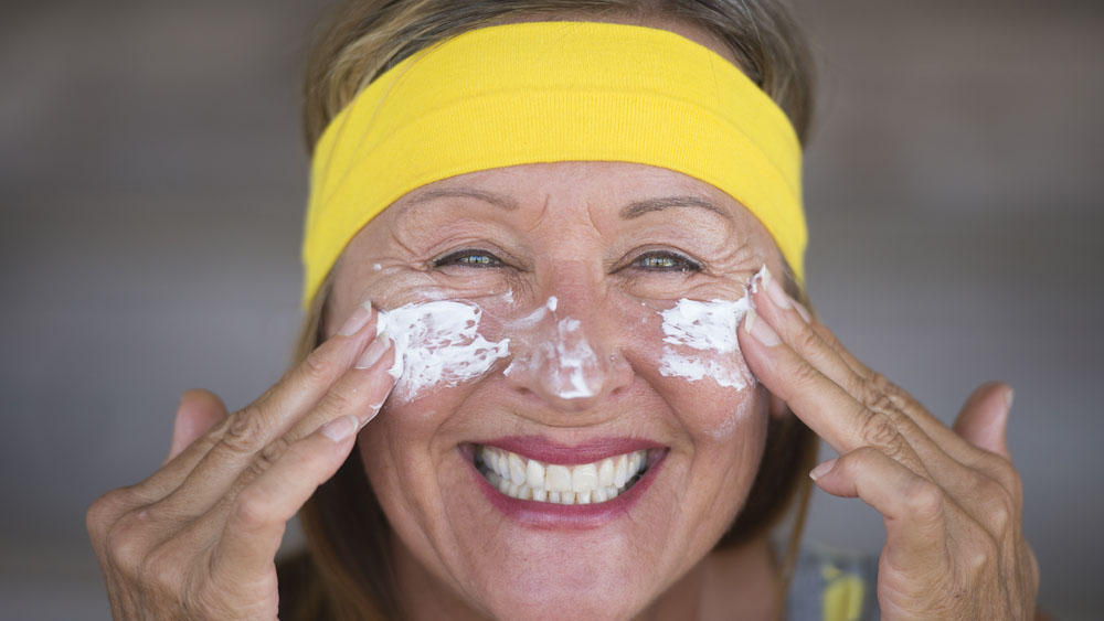 Niemals vergessen und wirklich in jedem Alter wichtig- der richtige Sonnenschutz. Bildquelle: © Shutterstock.com