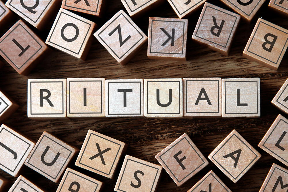 "Das Ritual" - dumme Angewohnheit oder steckt doch mehr dahinter? Bildquelle: Shutterstock.com