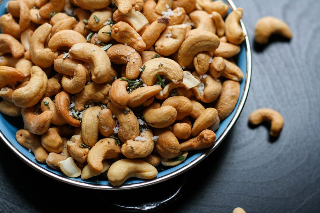Cashewkerne sind nicht nur etwas zum Knabbern, sondern schmecken auch in herzhaften warmen Gerichten richtig klasse. Bildquelle: © Jenn Kosar / Unsplash.com