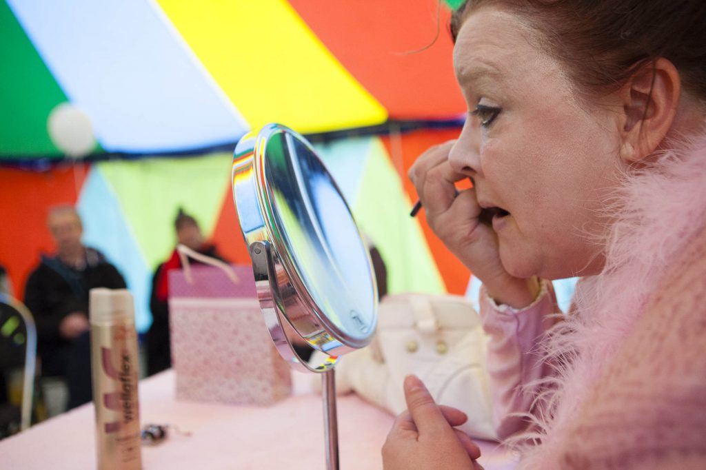 Susanne Bötel verwandelt sich in "Rosalore". Bildquelle: Michael Hagedorn