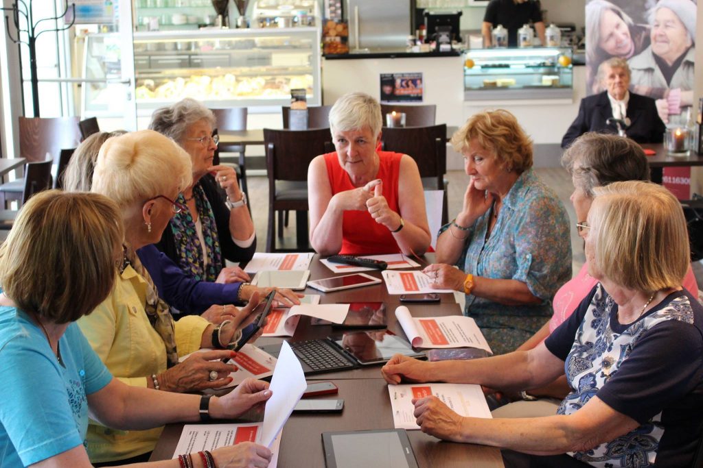 Regelmäßig veranstaltet der Verein treffen, um den Silversurfern den Umgang mit ihren Tablets und Smartphones zu vereinfachen. Bildquelle: wegeausdereinsamkeit.de