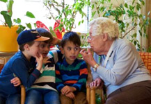 Ein Besuch im Altersheim ist Teil des Projekts "Was ist bloß mit Opa los?" vom Eben im Leben e.V. Bildquelle: 59plus