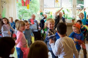 Bei Sing- und Bewegungsspiele können Kinder und Senioren alle Hemmungen fallen lassen und sich besser kennen lernen. Bildquelle: 59plus