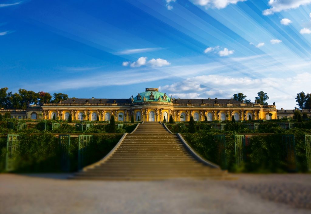 Das Schloss Sanssouci in Potsdam lässt sich leicht mit einem Hauptstadtbesuch verbinden. Bildquelle: Pixabay.de