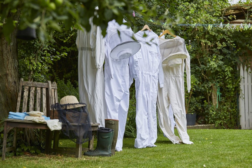 Wenn das Bienensterben nicht gestoppt wird, werden Imker ihre Schutzkleidung bald hängen lassen müssen. Bildquelle: Bine Bellmann