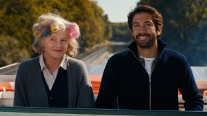 "Fluss des Lebens - Geliebte Loire": Johanna (Lisa Kreuzer) steht mit bunten Lockenwicklern in den Haaren neben Pierre (Mathieu Delarive) an Deck eines Schiffes. Bildquelle:© ZDF und Philipp Timme