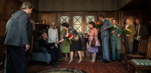 IN ZEITEN DES ABNEHMENDEN LICHTS: Die Genossen gratulieren Wilhelm. Quelle: © Hannes Hubach X-Verleih AG