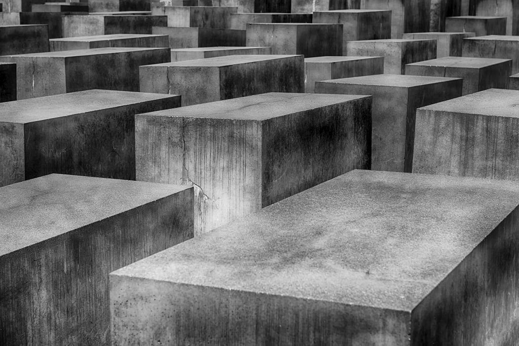 Das Holocaust Denkmal in Berlin soll an die vielen Opfer erinnern, die das NS-Regime bis zur deutschen Befreiung am 8. Mai forderte. Das Holocaust Denkmal in Berlin soll an die vielen Opfer erinnern, die das NS-Regime bis zur deutschen Befreiung am 8. Mai forderte. Bildquelle: pixabay.de
