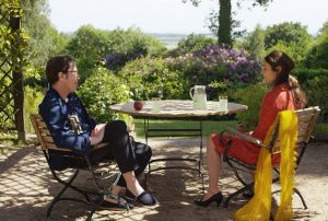 DIE SCHÖNEN TAGE VON ARANJUEZ, Dialog im Sommergarten, die Hauptdarsteller Reda Kateb, Sophie Semin. Quelle: © 2015 Alfama Films Production / Warner Bros. Pictures Germany