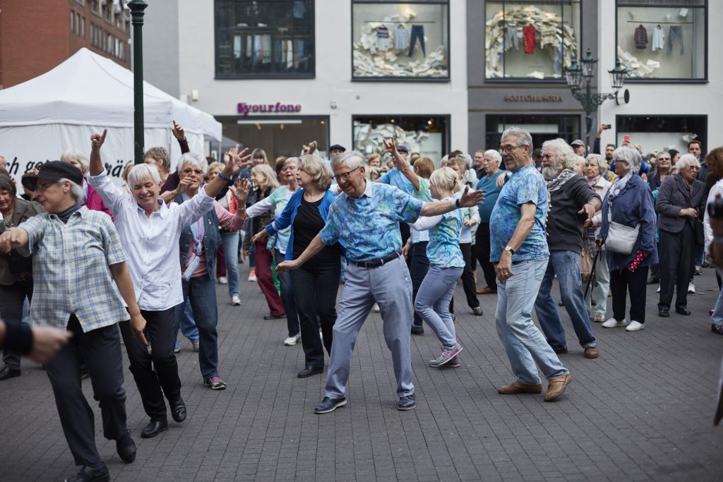 Üben Sie gemeinsam in der Gruppe die Choreografie zum Song "Spark of Life". Bildquelle: 59plus GmbH
