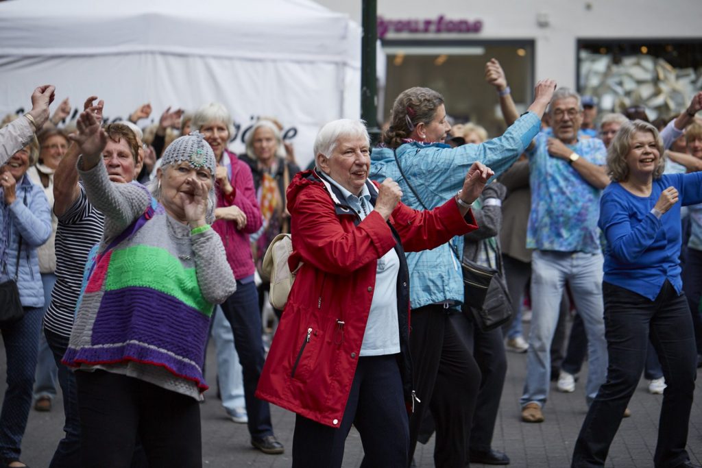 Am 01. Oktober ist es wieder soweit, der zweite Seniorenflashmob findet in Düsseldorf statt. Bildquelle: 59plus GmbH