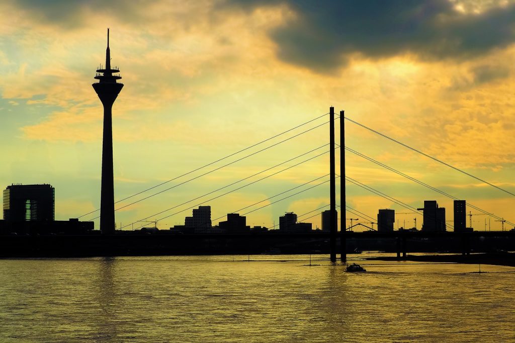 Ein schöner Blick am Abend auf die Skyline von Düsseldorf. Bildquelle: Pixabay.de