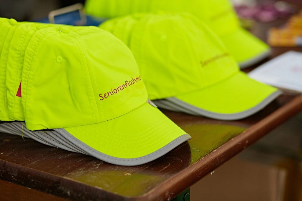 Gute sichtbare Kleidung, die gleichzeitig auch noch einen modischen Akzent setzt - die Seniorenflashmob Kappe. Bildquelle: ©Boris Zorn