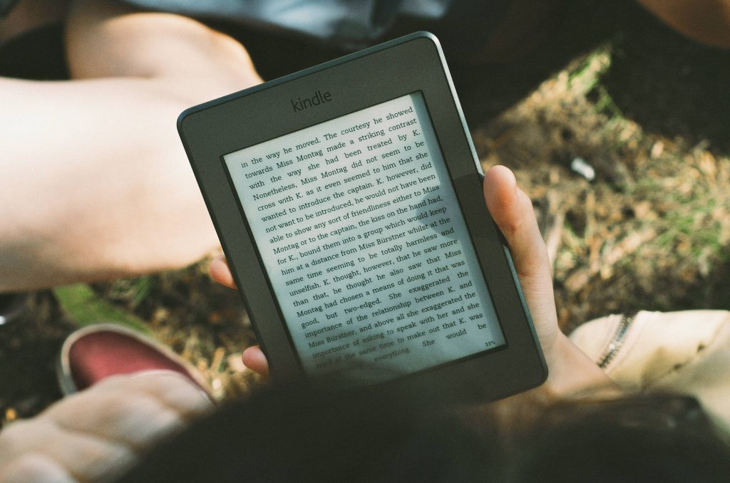 Der eBook-Reader ist ein platzsparender Begleiter vor allem auf Reisen. Bildquelle: Pixabay.de
