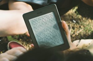 Der eBook-Reader ist ein platzsparender Begleiter vor allem auf Reisen. Bildquelle: Pixabay.de