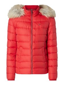 Die Daunenjacke mit abnehmbaren Kragen von ThommyJeans ist ebenfalls ein sog. "Must Have" für den Winter. Bildquelle: Peek und Cloppenburg 