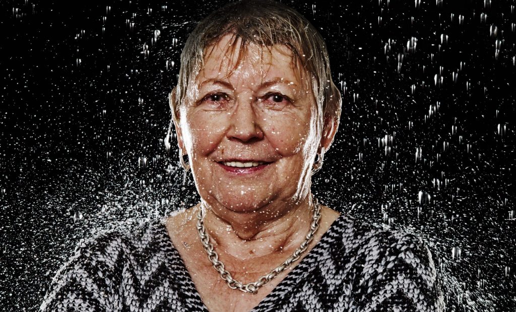 Neugierig und mitten im Leben stehend - Gertrud B. aus Ratingen. Gewinnerin unseres Fotoshootings "Dancing in the Rain". Bildquelle: www.zornfotografie.de