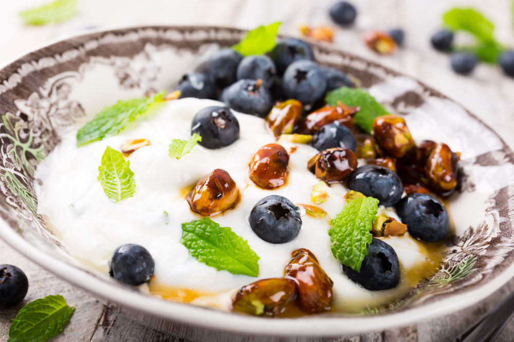 Mit noch ein paar Nüssen oder Blaubeeren, schmeckt der Apfel-Quark vorzüglich und frisch. Bildquelle: shutterstock.com