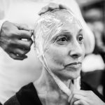 Laurel Borowick lässt sich eine neue Perücke anpassen, denn durch die Chemotherapie hat sie ihre Haare verloren. New York, Februar 2013. Foto: © Nancy Borowick