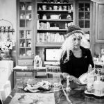 Laurel genießt alles was sich nach normalem Alltag anfühlt. Selbst den Abwasch macht sie gern. New York, Februar 2013. Foto: © Nancy Borowick