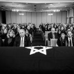 Howie stirbt wenige Wochen nach der Hochzeit seiner Tochter. Die Liebe zu ihm spiegelt sich in den Gesichtern der Trauergäste wider. New York, Dezember 2013. Foto: © Nancy Borowick