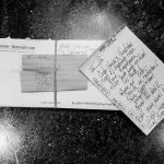 Letzte Dinge wollen erledigt werden. Laurels Notizen zum Grabstein für ihren Ehemann Howie, ein Buch, daß sie noch lesen und einen Kuchen, den sie noch einmal backen will. New York, Mai 2014. Foto: © Nancy Borowick