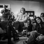 Schiv'a ist im Judentum die Zeit der Trauer und die erste Woche nach der Beerdigung. Während dieser Zeit verlassen die Angehörigen nicht das Haus. Hier im Mittelpunkt Laurels 87-jährige Mutter, die gerade ihre Tochter verloren hat. New York, Dezember 2014. Foto: © Nancy Borowick