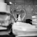 Beim Hausputz gefunden. Laurel und Howies Hochzeitstorten-Schmuck. 1979 haben sie geheiratet und standen noch am Anfang ihres gemeinsamen Lebens. New York, Februar 2015. Foto: © Nancy Borowick