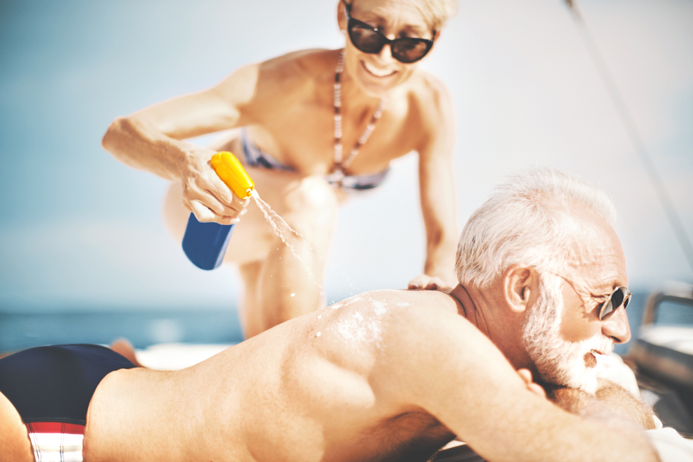 Vor allem auf den richtigen Lichtschutzfaktor bei der Sonnenpflege an. Bildquelle: shutterstock.com