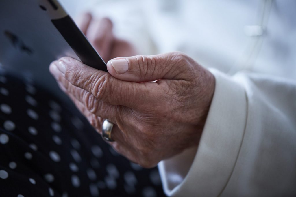 Sie laden sich die App ganz einfach auf Ihr Smartphone oder Tablet und haben somit jederzeit Zugriff auf Ihre ganz eigene Meditation. Bildquelle: © Zoelita / 59plus.de