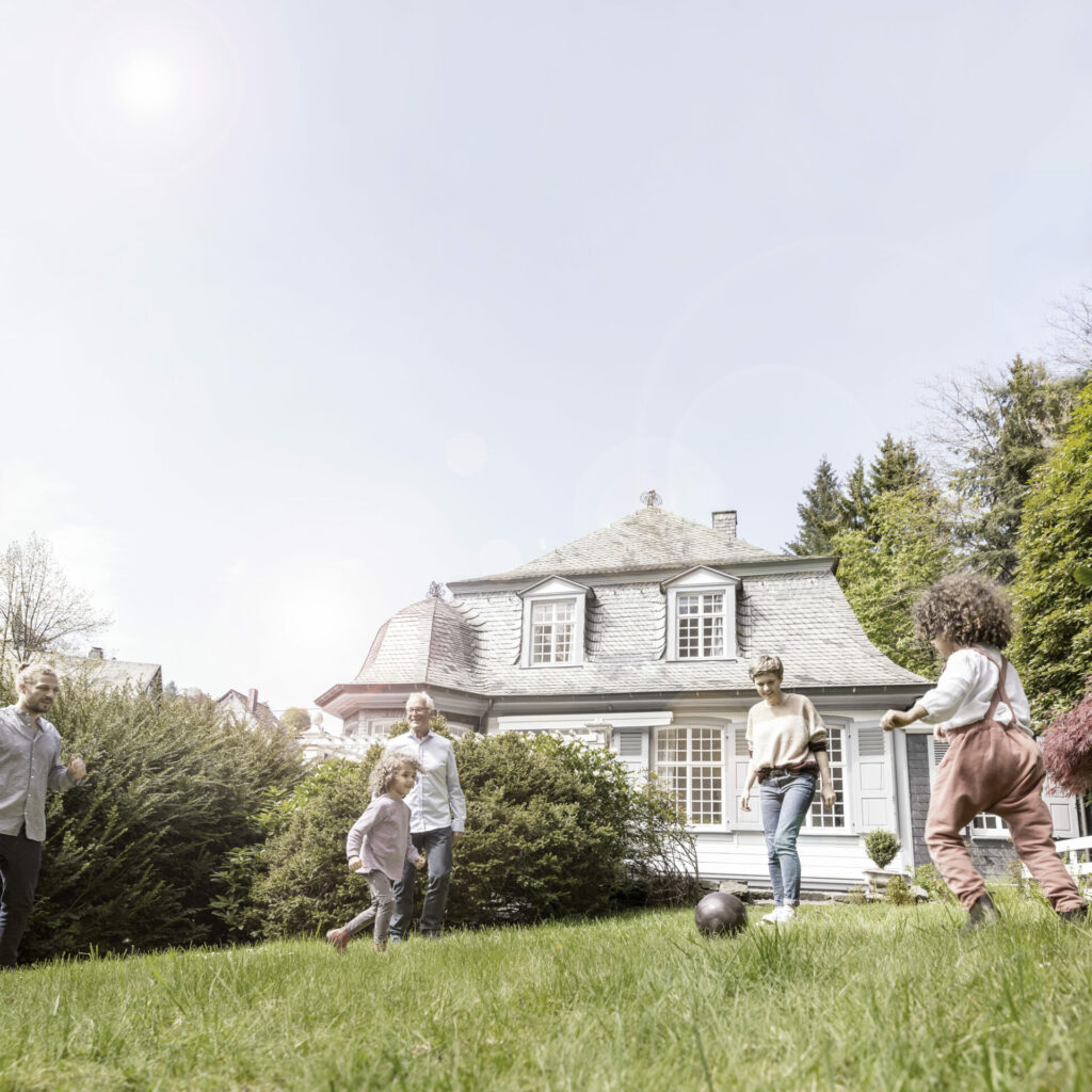 Wie nutze ich meinen Garten/Terrasse am sinnvollsten, damit ich möglichst das ganz Jahr etwas davon habe? Ein Pergola Lamellendach könnte eine mögliche Lösung sein. Bildquelle: © Getty Images / Westend 61
