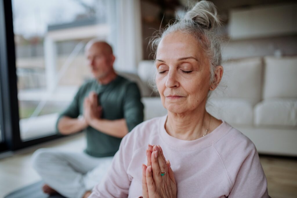 Yoga, Meditation oder Tai Chi fördern nicht nur die Beweglichkeit, sondern wirken sich auch beruhigend auf den Blutdruck aus. Bildquelle: © Getty Images / Unsplash.com