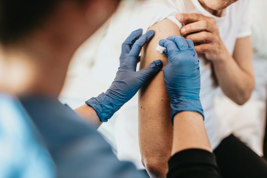 Die Krankenkassen müssen sparen und daher fallen bisher gewohnte Leistungen zukünftig weg. Bildquelle: © Ave Calvar / Unsplash.com