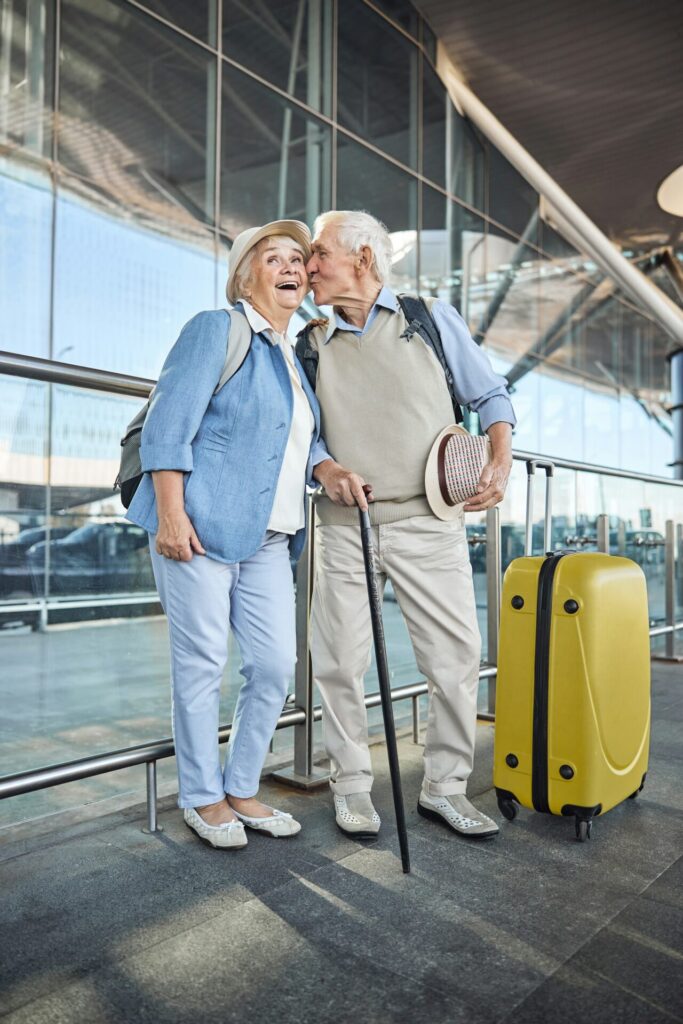 Rucksäcke und rollbare Koffer lassen Sie beweglich sein und weiterhin die Hände frei haben für andere wichtige Dinge. Bildquelle: © Getty Images / Unsplash.com