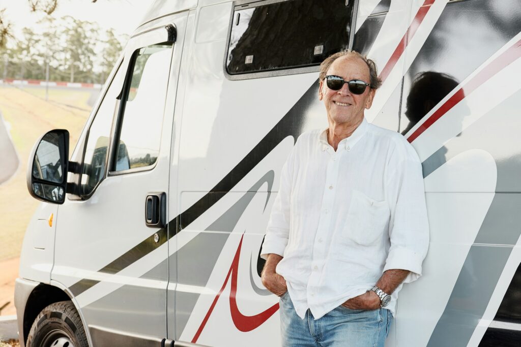 Lässige und luftige Sommermode beduetet auch für die Herren der Generation 59plus Jeans und Leinenhemden. Bildquelle: © Natalia Blauth / Unsplash.com