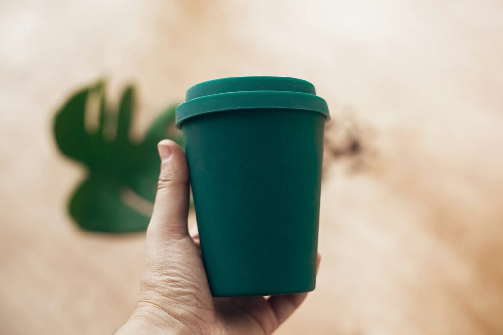Ein Coffee to Go? Kein Problem, aber bitte mit einem selbst mitgebrachten Becher, um unnötigen Plastikmüll zu vermeiden! Bildquelle: © Getty Images / Unsplash.com