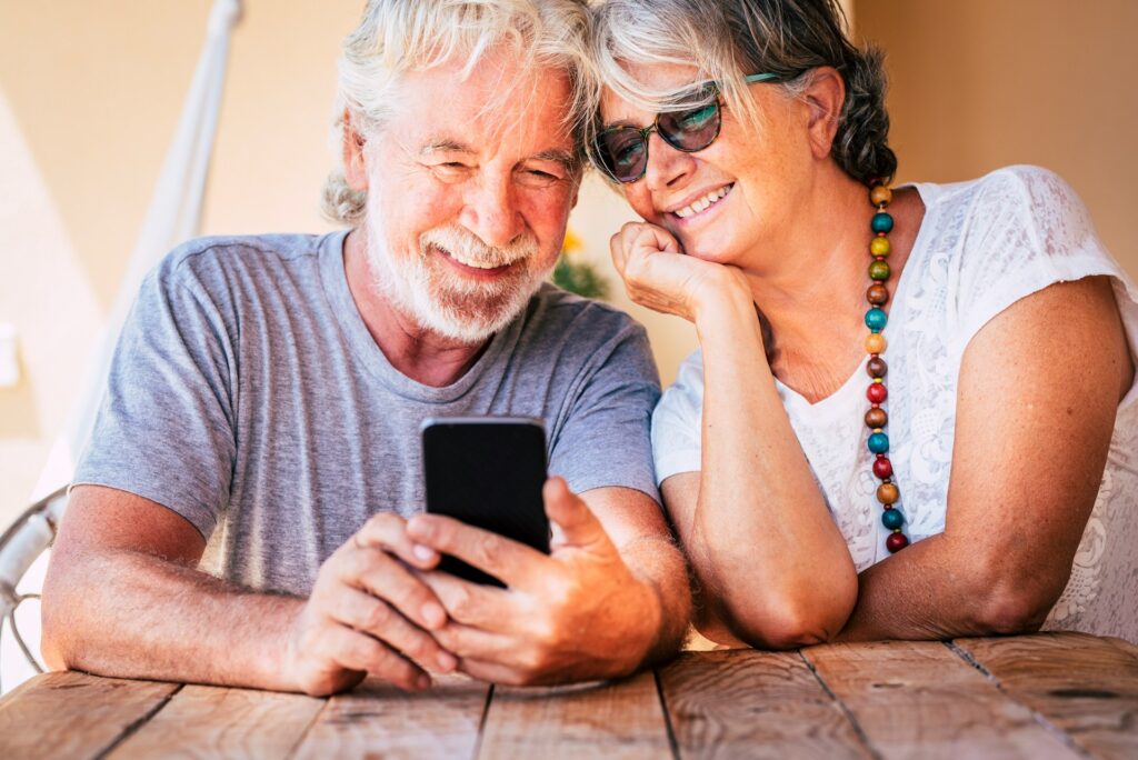 Nicht selten treffen sich Paare der Generation 59plus inzwischen über seriöse Online-Plattformen und wagen den Schritt in eine neue Beziehung. Bildquelle: © Getty Images / Unsplash.com