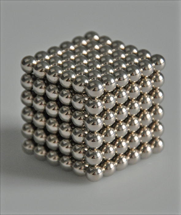 Magnet-Würfel. Puzzle mit 216 Neodym-Magnetkugeln