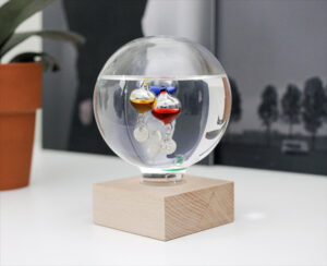 Galileo Thermometer. Mit Holzbasis.