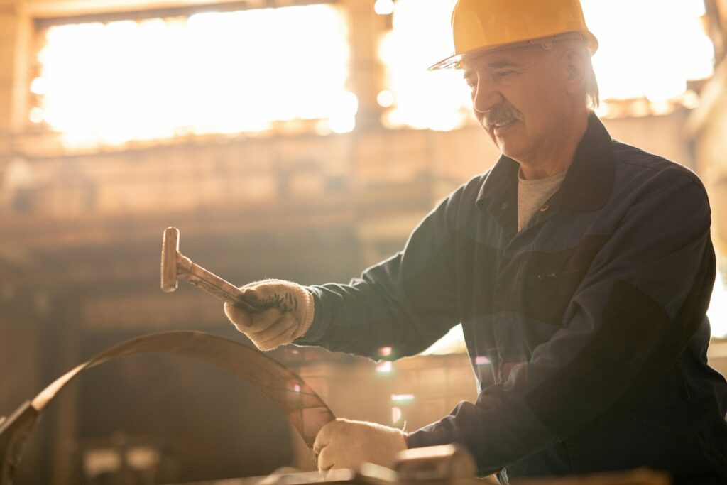 Nicht immer ist es das zusätzliche Einkommen was uns weiter arbeiten lässt, sondern viel mehr auch die Aufgabe und das Gefühl weiter gebraucht zu werden. Bildquelle: © Getty Images / Unsplash.com